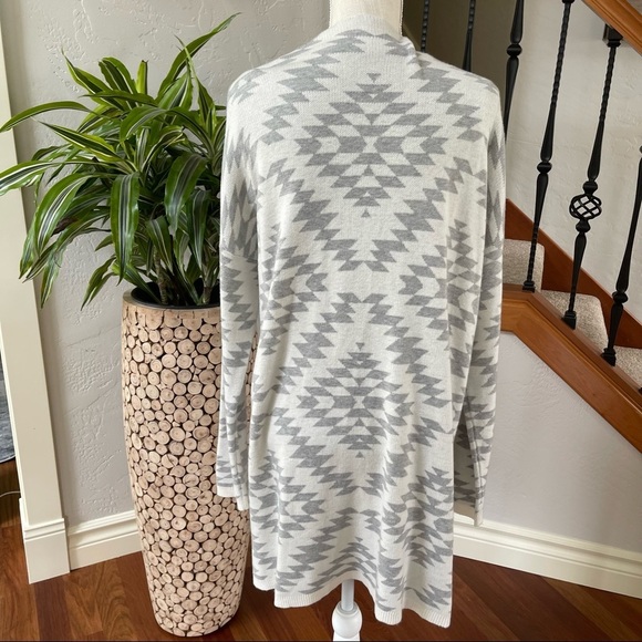 Dynamite Gray and White Boho southwestern Print Cardigan/Wrap Size: M/L - Picture 2 of 7